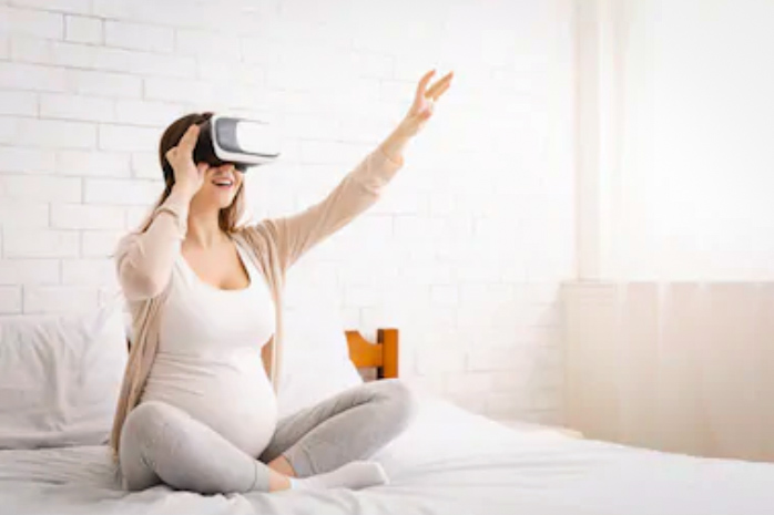 Embarazada con gafas de realidad virtual