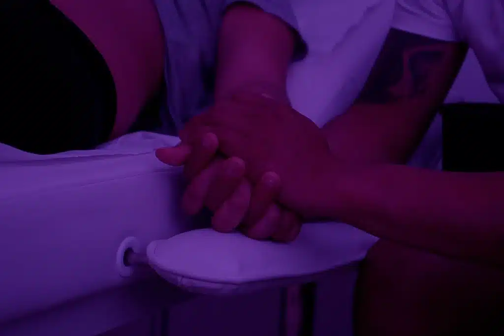 Pareja feliz en su franquicia de ecografía 5D Babylive.